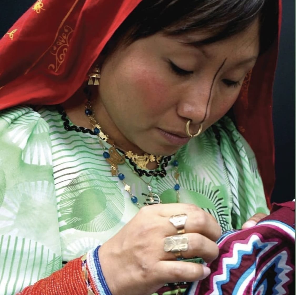 Guna woman making a mola