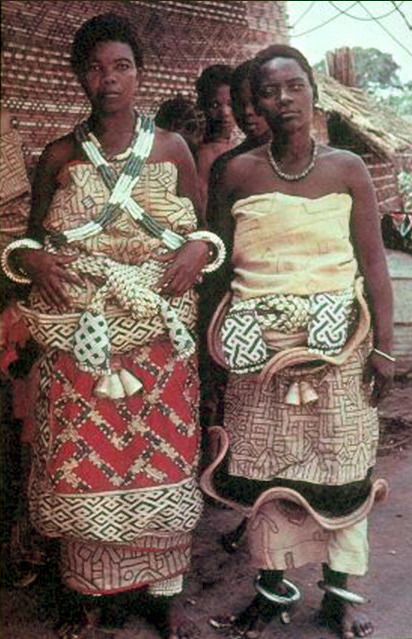 Royal family women in ceremonial dress