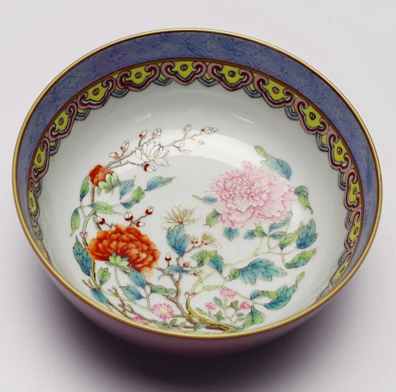 Fencai/Famille rose Bowl. The painting technique draws from the refined traditions of the court academy, combining both “boneless” and outline-and-fill methods. Date: Yongzheng reign. Matungart, Hong Kong.