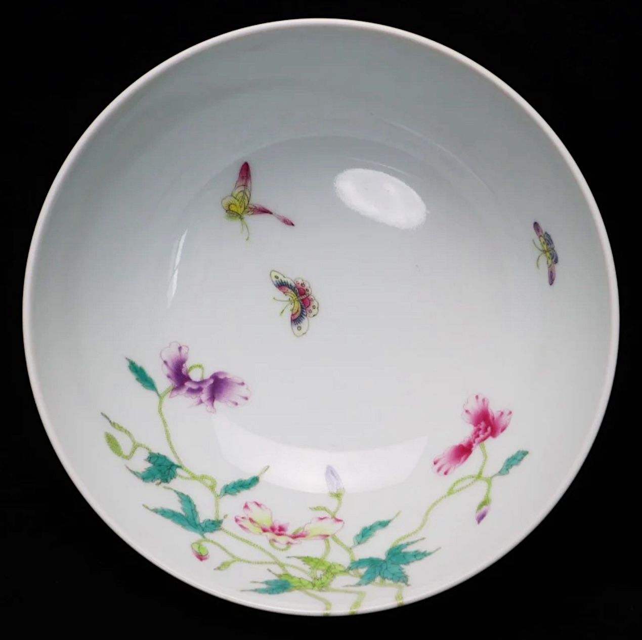 Fencai/Famille rose bowl, painted with the boneless method; the petals are delicately shaded in gradations of rouge pink and soft yellow, creating a lifelike, translucent effect, while the stamens are highlighted with fine touches of gold powder, radiating brilliance. Date: Yongzheng reign. Matungart, Hong Kong.