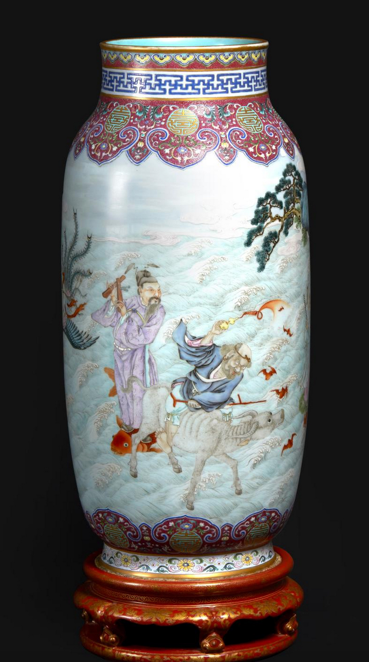 Lantern vase, called deng long zun. Medium: Fencai polychrome and gold enamelled porcelain. Date: With Qianlong’s six-character mark in iron-red in zhuanshu under the base. Dimensions: height 47.7 cm. Auctioned in 2020 by Art Rémy Le Fur & Associés, Hôtel Drouot, Paris, France.