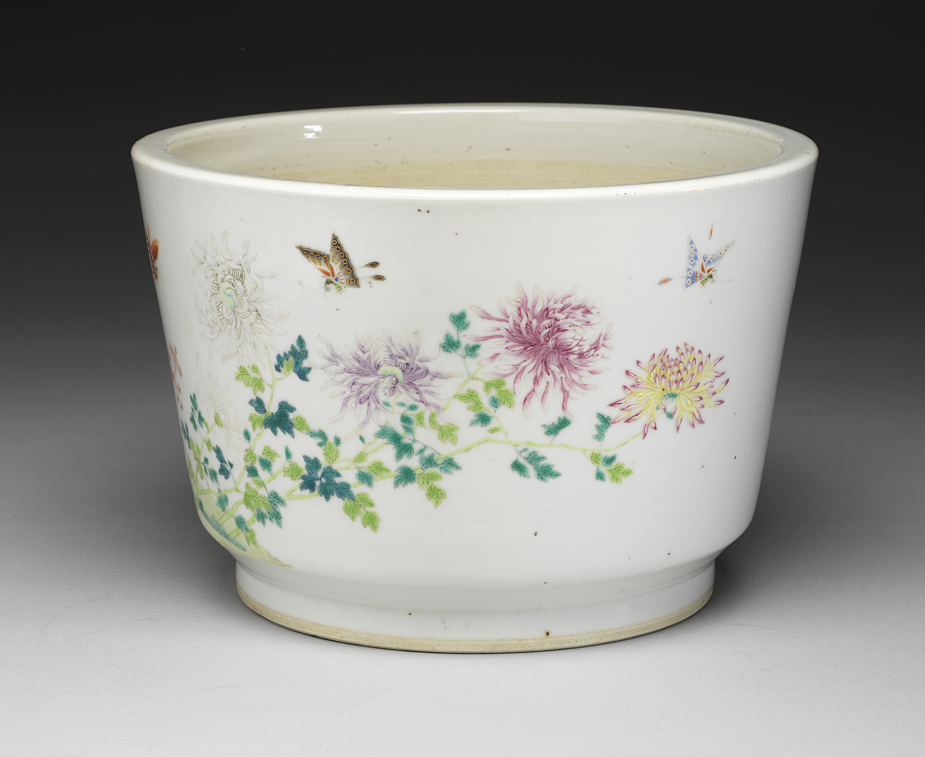 Porcelain planter with flower and butterfly decoration in fencai painted enamels. Date: Qing Dynasty, 19th century. Dimensions: height 16.6 cm, mouth diameter 25.5 cm. National Palace Museum, Taipei, Taiwan.